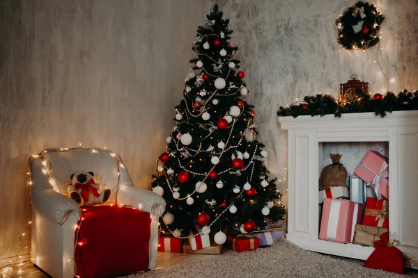 Decoração do quarto Natal ano novo árvore cama apresenta o fundo do interior — Fotografia de Stock