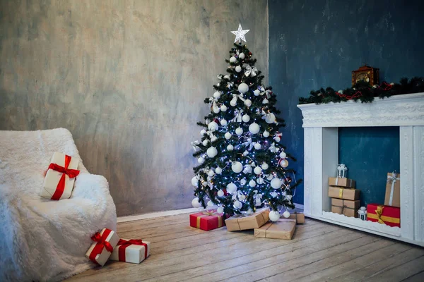 Weihnachtsbaum mit Geschenken, Lichtergirlanden Neujahr 2018 2019 — Stockfoto