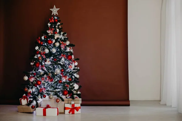 Albero di Natale con ghirlande su sfondo marrone bianco regali di Capodanno — Foto Stock