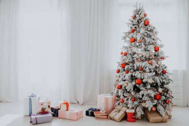 Noel ağacı içinde a oda ile oyuncak ve hediye tatil yeni yıl kış Kartpostalı