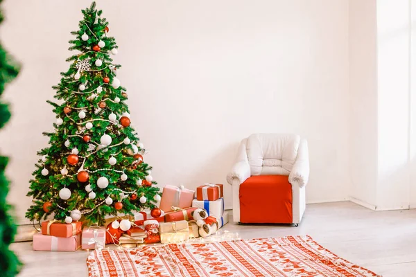 Рождественская елка с подарками, гирлянда огни новогодний декор — стоковое фото