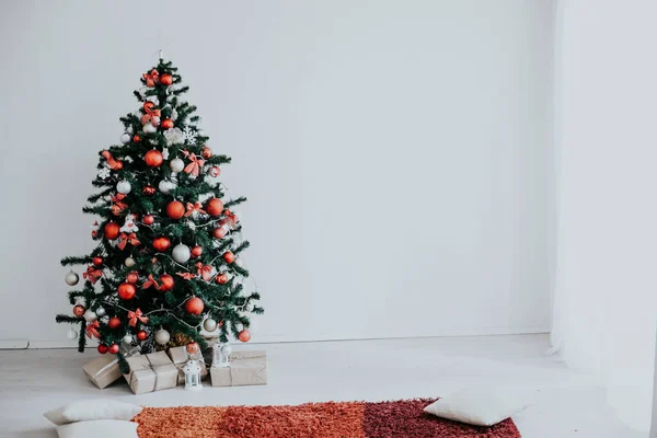 クリスマスの装飾のホワイト ルーム新年のツリー ギフト 2018 2019 — ストック写真