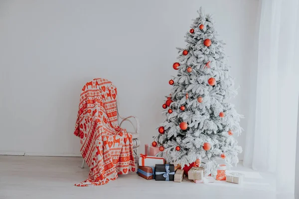 Vánoční strom v místnosti s hračkami a dárky svátek nový rok zimní pohlednice — Stock fotografie