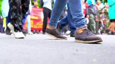 Yürüyen insanların birçok bacağı