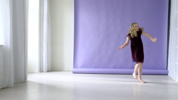 音楽を聴いて踊る若い女の子 — ストック動画