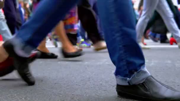 Gambe di persone che camminano e si mettono in fila fuori . — Video Stock