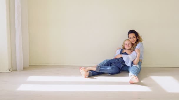 Cuidando encantador bela jovem mãe brincando com seu pequeno filho — Vídeo de Stock