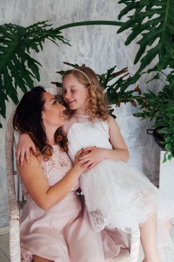 Güzel, modaya uygun bir anne ve kızın aile sevgisinin portresi.
