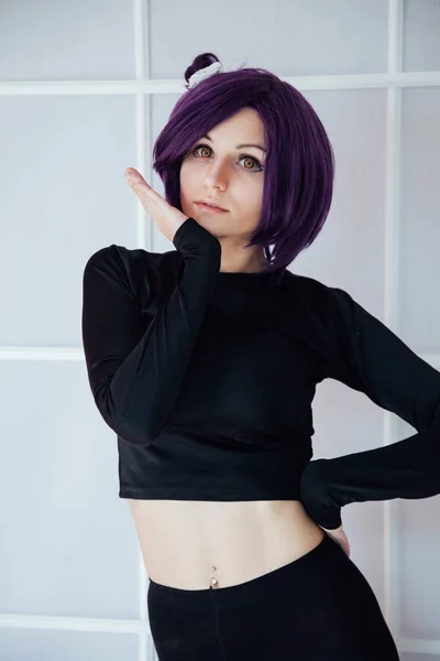 Mulher na moda com cabelo roxo anime Japão cosplay — Fotografia de Stock