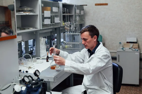 남성 과학자는 실험실에서 화학 실험을 수행 한다 — 스톡 사진