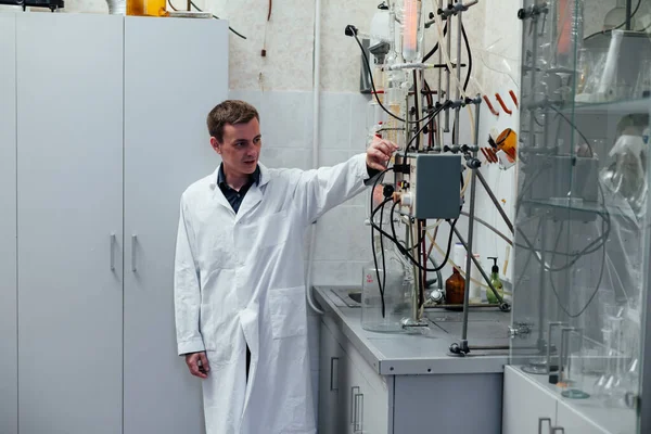 Чоловічий науковець проводить хімічні експерименти в лабораторії медичних наук — стокове фото