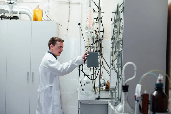 남성 과학자는 의학 실험실에서 화학 실험을 수행 한다 — 스톡 사진