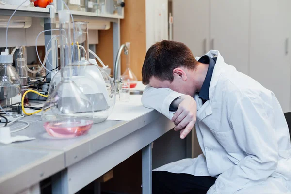 남성 과학자는 의학 화학 실험실에서 잔다 — 스톡 사진
