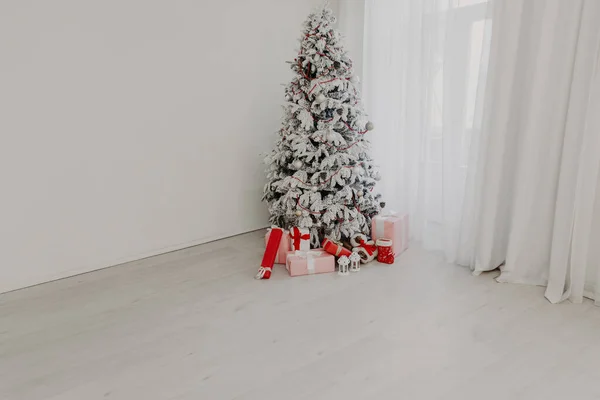 Árvore de Natal ano novo presentes interiores cartão de férias — Fotografia de Stock