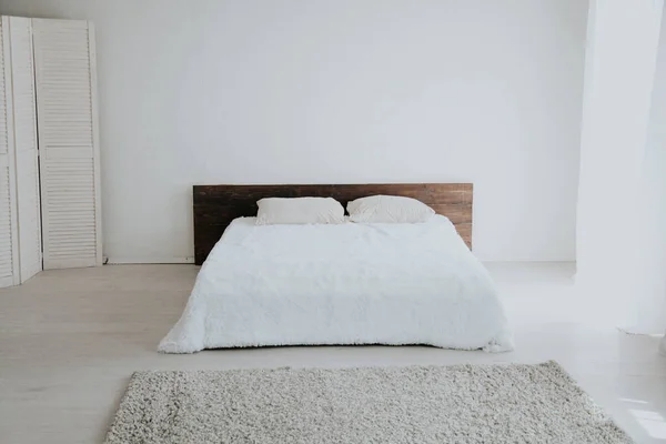Εσωτερικών υπνοδωμάτιο λευκό σήμερα το πρωί με κρεβάτι — Φωτογραφία Αρχείου