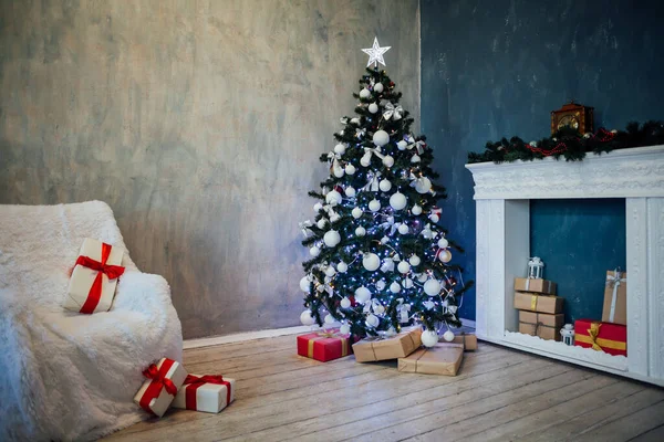圣诞树与礼物, 花环灯新年 2018 2019 — 图库照片