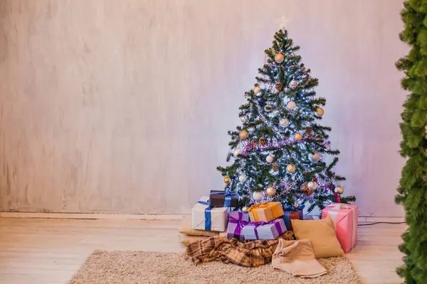 Fondo de Navidad Interior año nuevo árbol regalos postal de invierno —  Fotos de Stock