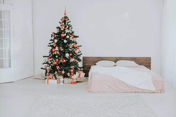 Yeni yıl Noel beyaz oda ile Noel ağacı 2018 2019 — Stok fotoğraf