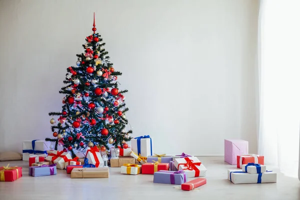 Árbol de Navidad un montón de regalos la decoración del año nuevo —  Fotos de Stock