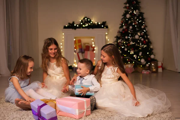 Niños familia regalos abiertos en Año Nuevo Árbol de Navidad — Foto de Stock