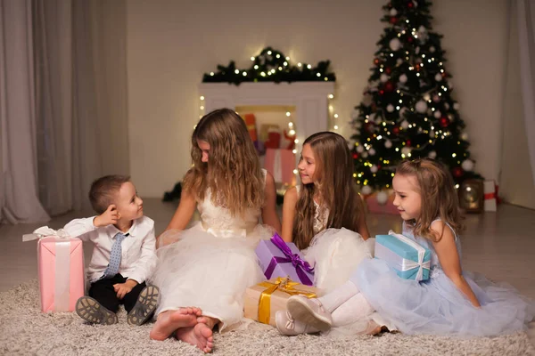 Crianças família abrir presentes no Ano Novo Árvore de Natal — Fotografia de Stock