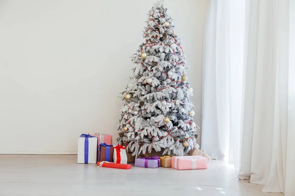 クリスマス ツリーの新年の贈り物休日カード ツリー インテリア — ストック写真