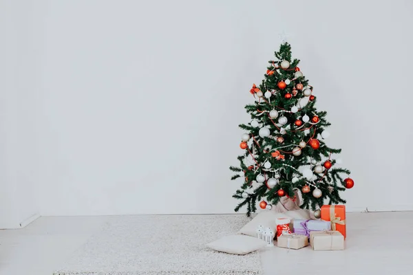 Árvore de Natal com presentes de brinquedos com uma grinalda de Ano Novo — Fotografia de Stock