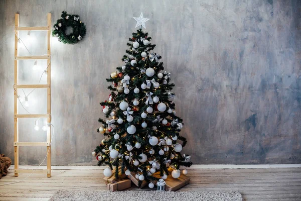 Noel ağacı dekor hediyeler ile Noel tatili — Stok fotoğraf