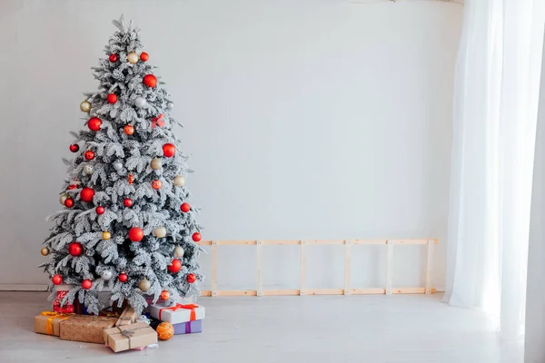 Árvore de Natal com brinquedos vermelhos presentes de inverno ano novo — Fotografia de Stock