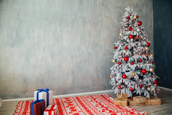 Weiß weihnachtsbaum schlafzimmer innenraum geschenke neues jahr urlaub winter — Stockfoto