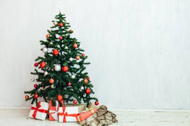 Yılbaşı ağacı Noel ağacını sunar.