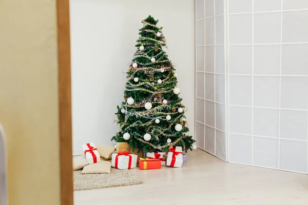 Kerstboom met geschenken decor nieuwjaar winter achtergrond — Stockfoto