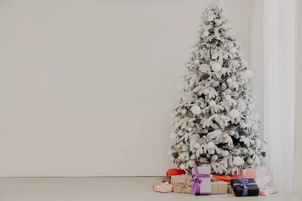 Το χριστουγεννιάτικο δέντρο με δώρα νέο έτος διακοπές διακόσμηση χειμώνα γιρλάντα — Φωτογραφία Αρχείου
