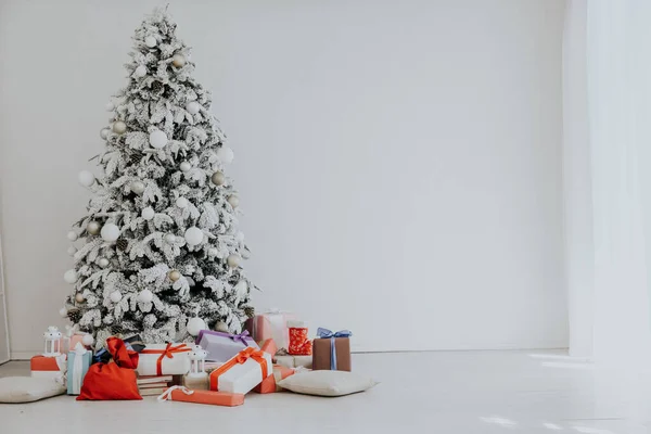 Рождественский интерьер с белыми елками подарки Новый год праздник зима — стоковое фото