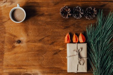 Noel arka plan yılbaşı ağacı Yılbaşı hediyeleri dekor dekorasyon kış tatil