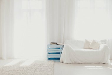 Beyaz salon koltuk büyük Windows ve renk kitabı