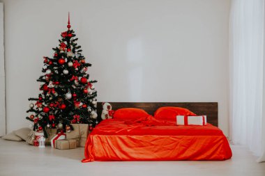 Yeni yıl Noel beyaz oda kırmızı süslemeli Noel ağacı