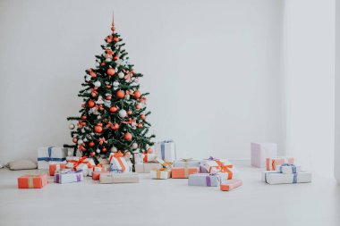 Noel ağacı bir sürü hediyeler yılbaşı dekor