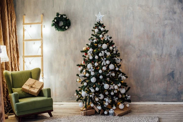 Vacanze di Natale con albero di Natale decorazioni regali — Foto Stock