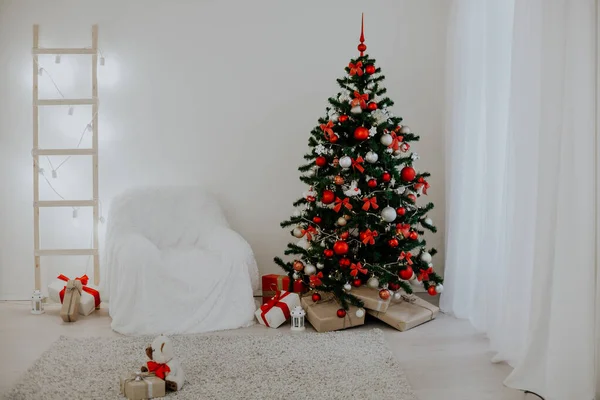 İle Noel ağacı Noel ışıkları Oda hediyeler sunar — Stok fotoğraf