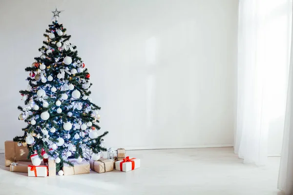 Habitación decorada para los regalos del árbol de Navidad —  Fotos de Stock