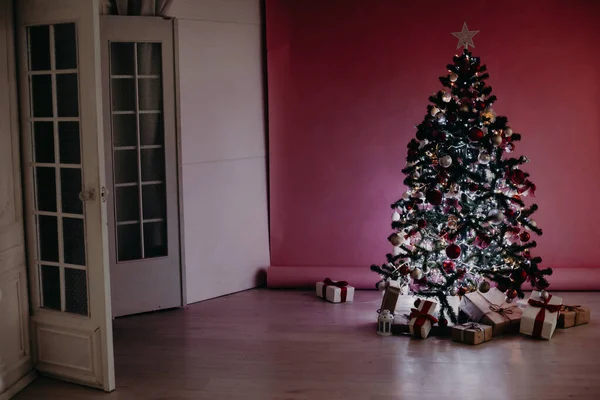 Kerst Decor witte kamer Nieuwjaar boom geschenken — Stockfoto