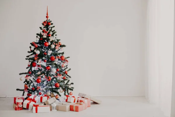 Decoración de Navidad habitación blanca regalos de árbol de año nuevo —  Fotos de Stock