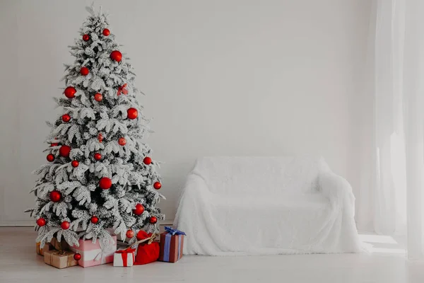 De giften van de vakantie van Christmas Tree House interieur Nieuwjaar winter decor — Stockfoto