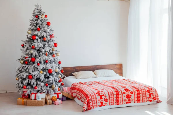 Winter Kerstmis achtergrond bed slaapkamer boom vakantie geschenken Nieuwjaar — Stockfoto