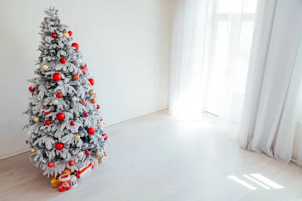 Ano Novo Natal Home Interior Branco Árvore de Natal luzes cintilam presentes de férias de inverno — Fotografia de Stock