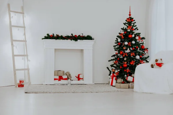 Szoba díszített karácsonyi ünnepek szilveszteri fa ajándékok — Stock Fotó