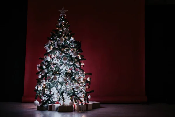 Julgran med presenter, Garland lights nytt år — Stockfoto