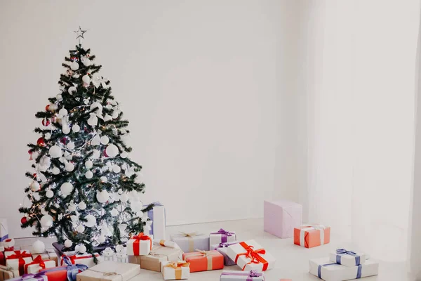 Decoración de Navidad habitación blanca regalos de árbol de año nuevo —  Fotos de Stock