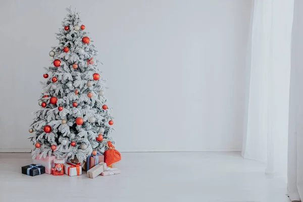 Decoração de Natal Árvore de Natal com presentes em branco — Fotografia de Stock